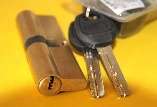 钥匙忘车里了怎么办,钥匙断在锁里怎么办