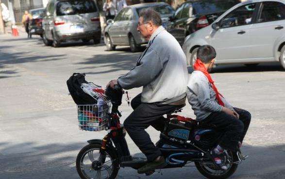 75岁不能骑电动车吗,75岁以上骑电动车规定