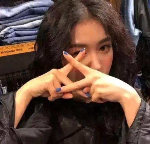 男人摸女人下巴的心态,女人主动握住男人的手是什么意思