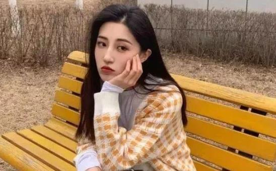 男人摸女人下巴的心态,女人主动握住男人的手是什么意思