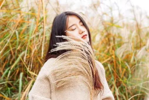 男人摸女人脸代表什么,男人喜欢触碰女人的脸原因