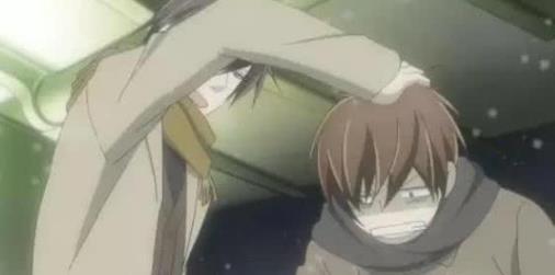 男人摸女人头的忌讳,男人同意情人摸他的头是在乎他吗