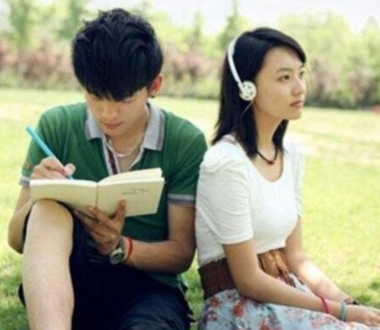 男人摸女人脸是喜欢吗,男人喜欢摸你的脸拉你的手原因