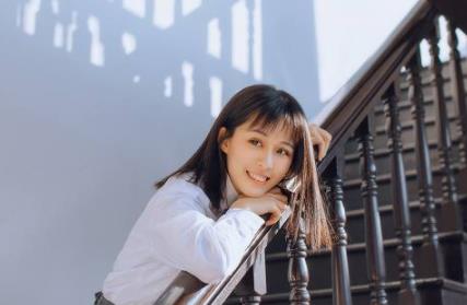 为什么男生喜欢从后面抱着你,女人主动让异性喝自己水杯的水是有好感吗