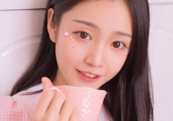 为什么男生喜欢从后面抱着你,女人主动让异性喝自己水杯的水是有好感吗