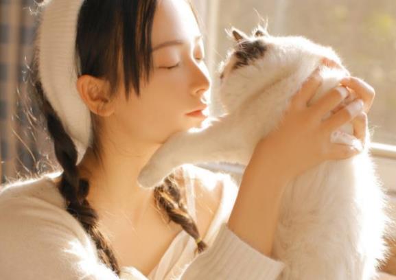 为什么男生喜欢从后面抱着你,女人主动让异性喝自己水杯的水是有好感吗