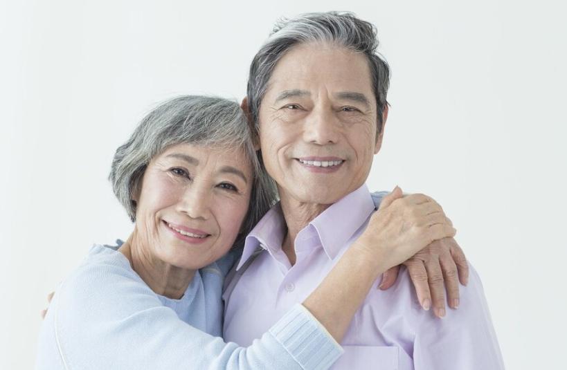 五十多了还搂着老伴睡觉正常吗,女性过了五十还需要找老伴吗