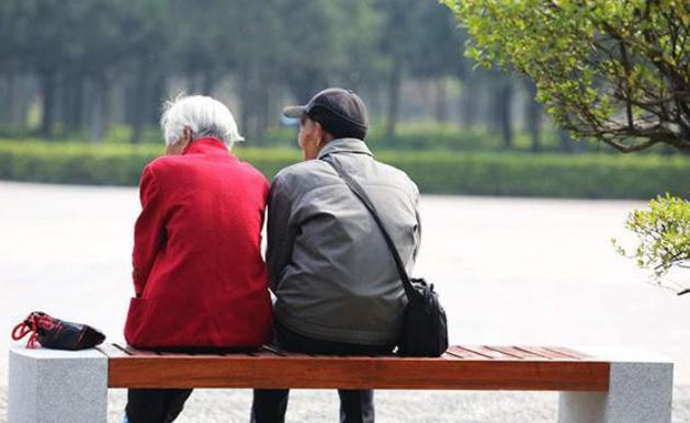 五十多了还搂着老伴睡觉正常吗,女性过了五十还需要找老伴吗