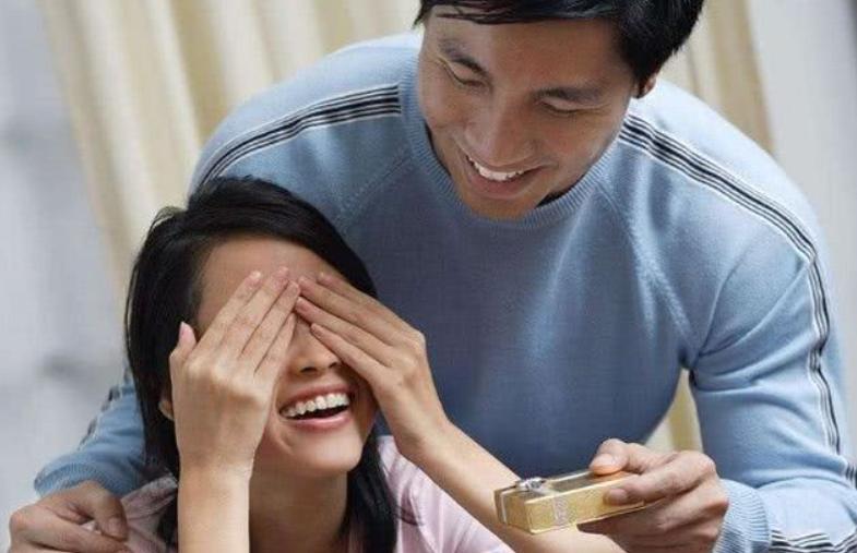 女人暗示男人三个表现,女人最想男人送的四件礼物
