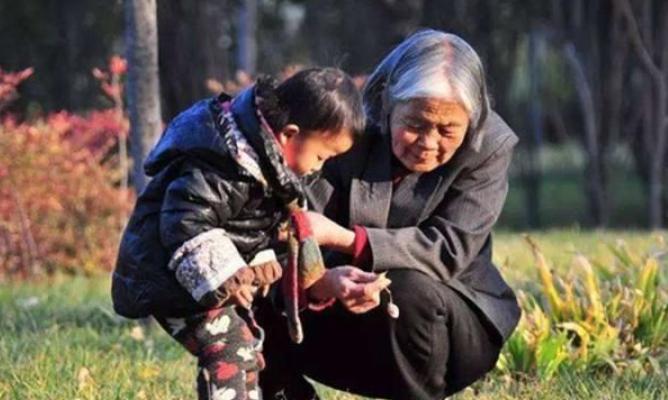 奶奶带大男孩的性格，孙子遗传奶奶多少基因