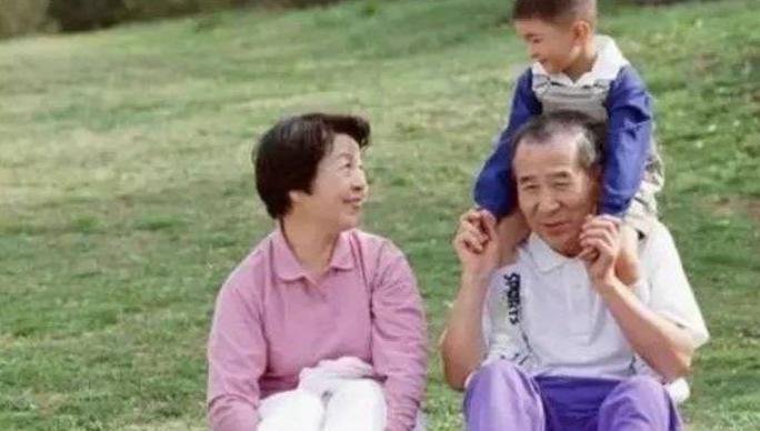 奶奶带大男孩的性格，孙子遗传奶奶多少基因