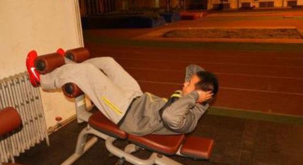 60岁能做仰卧起坐吗,仰卧起坐减肚子吗