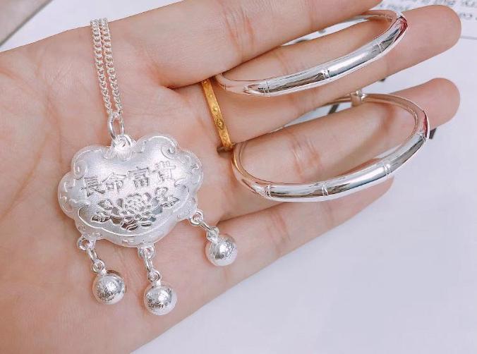 爷爷奶奶给满月小孩送什么好，宝宝满月爷爷奶奶送什么好