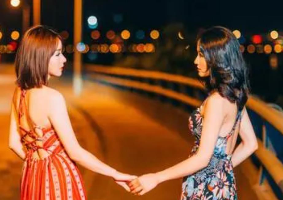 两个女人互相有好感的表现,女人之间相互有好感怎么办