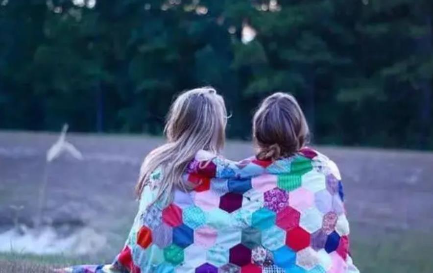 两个女人互相有好感的表现,女人之间相互有好感怎么办