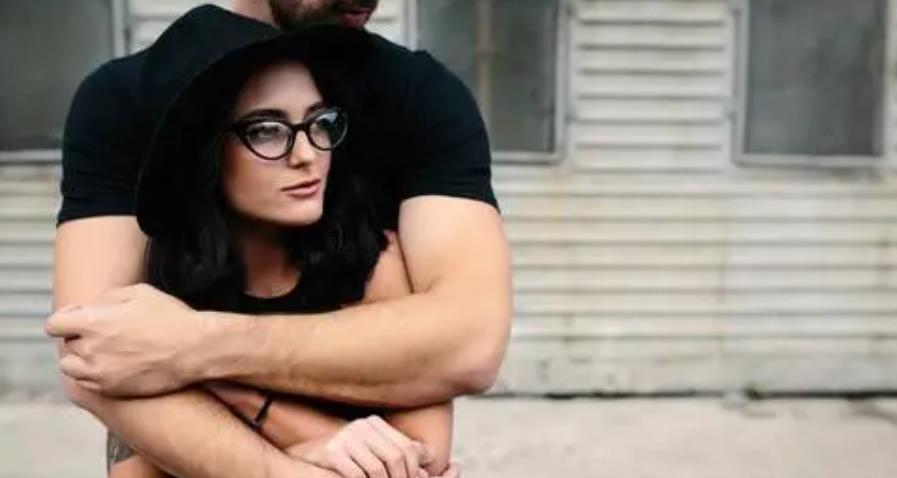 为什么女人喜欢男人从背后抱住她