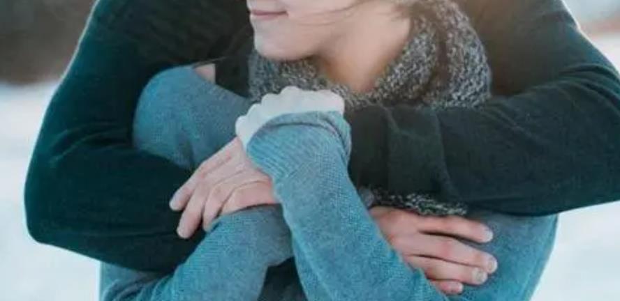 为什么女人喜欢男人从背后抱住她