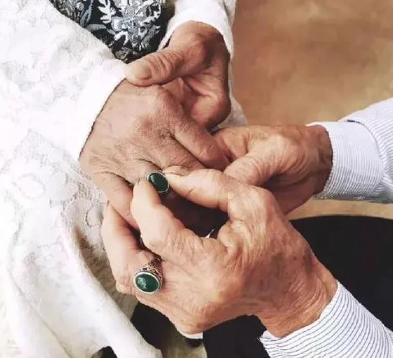 怎样才知道六十岁女人对你有意思