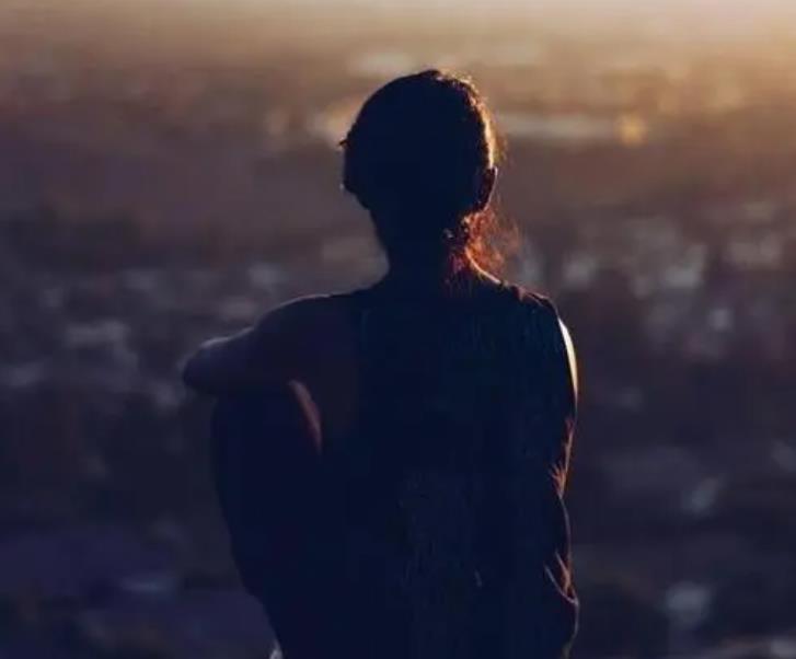 寡妇47岁该不该改嫁，女性56岁守寡最怕什么