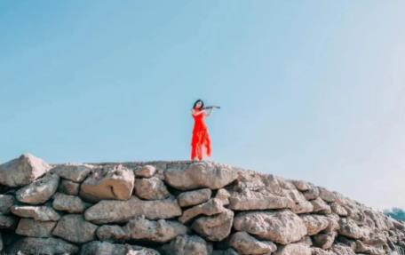 男人趴在女人怀里哭代表什么,男人趴在女人怀里女人说冷的寓意