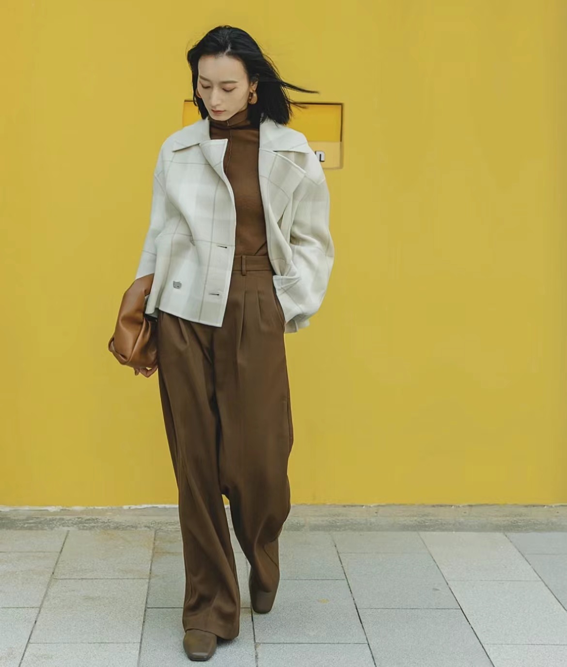 女棕色裤子搭配大全