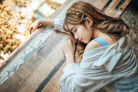 如何和喜欢女人合理肢体触碰,女人怎么主动和男人亲近