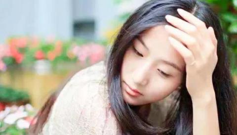 如何和喜欢女人合理肢体触碰,女人怎么主动和男人亲近