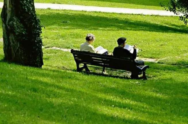 老年女人出轨表现,60岁女性还会对异性动心吗