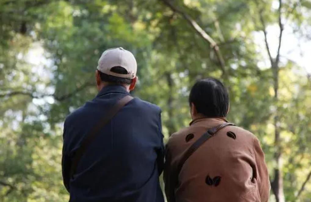 老年女人出轨表现,60岁女性还会对异性动心吗