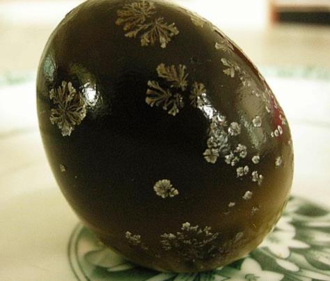 松花蛋里的花纹是怎样来的,松花蛋的花纹怎么来的