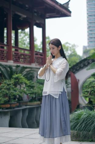 拜佛女子图片唯美