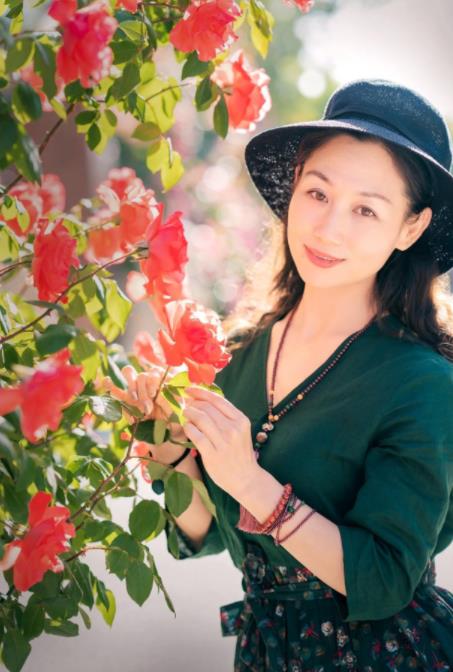 中老年妇女如何摆姿势拍照好看-528时尚网