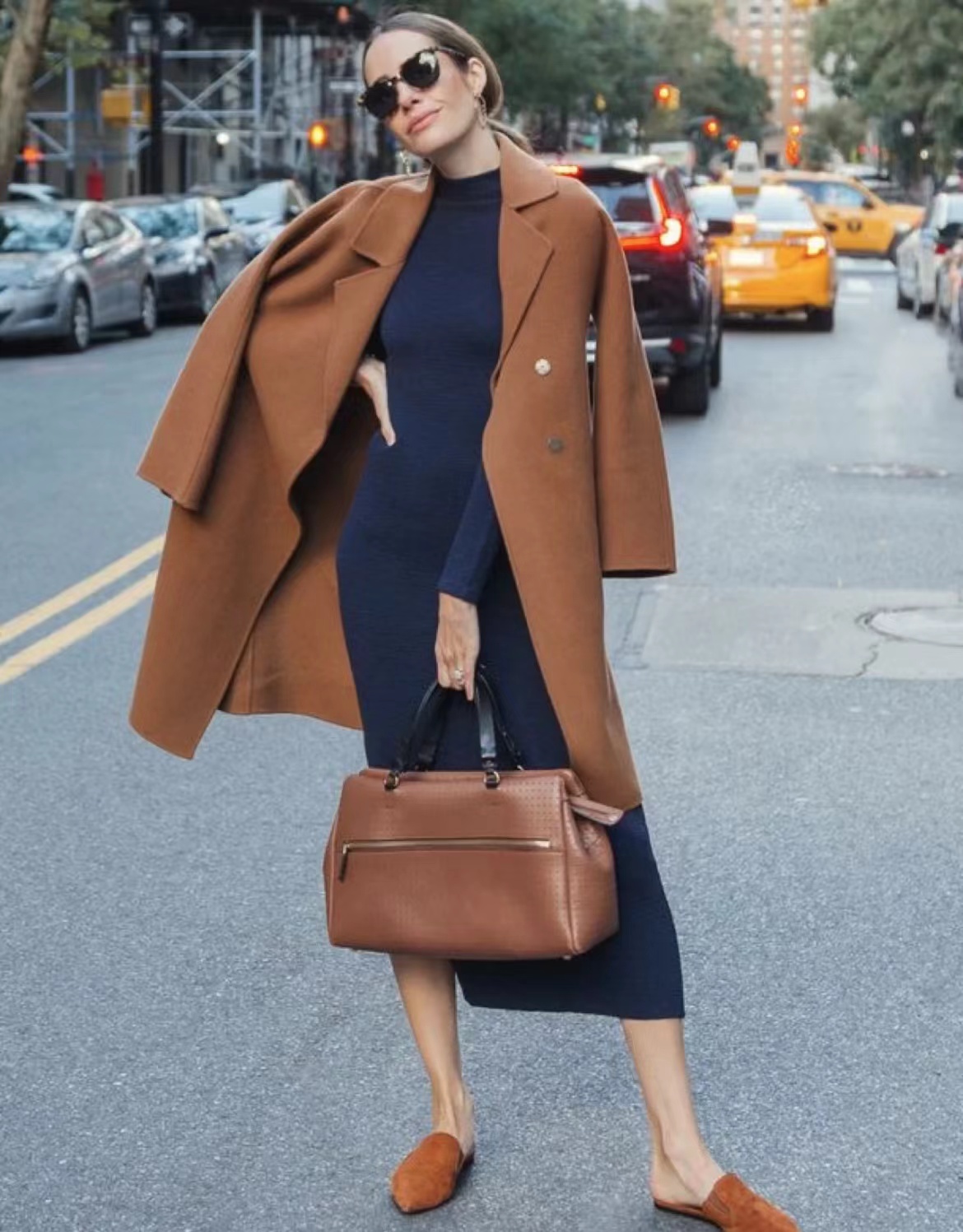 外国女生凹造型街拍