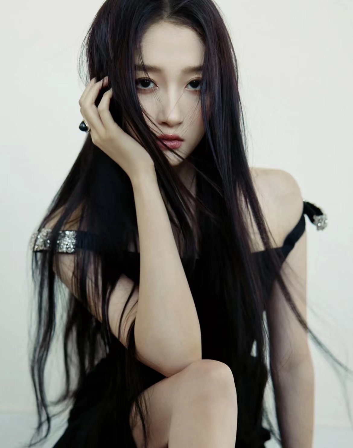 关晓彤黑色紧身长裙造型