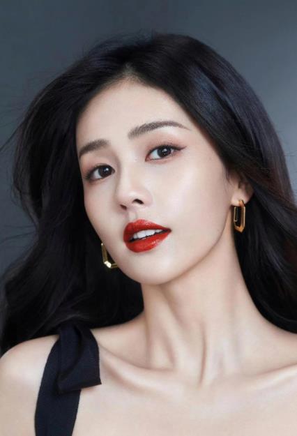 白鹿惊艳写真照