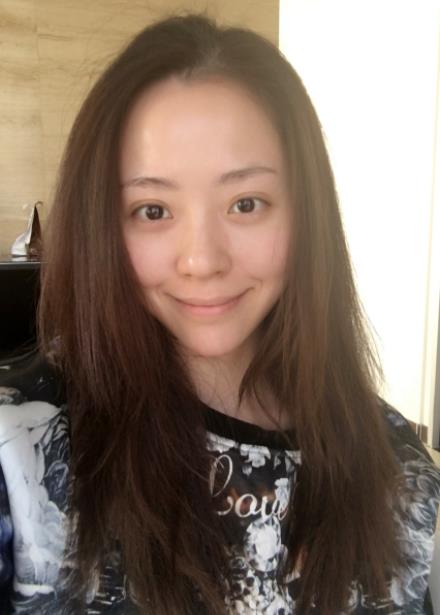 47岁张靓颖素颜照