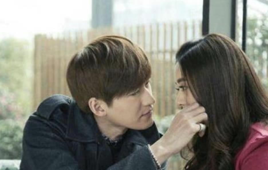 男生喜欢捏揉女朋友的脸