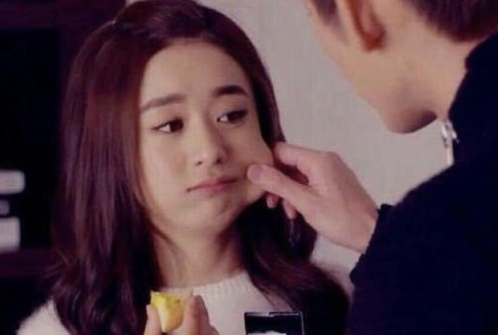 男生喜欢捏揉女朋友的脸