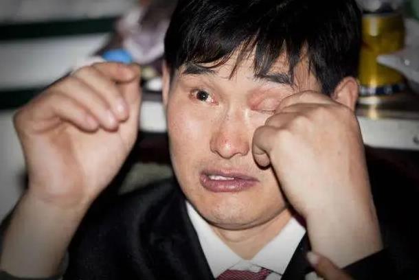 大衣哥哭的图片