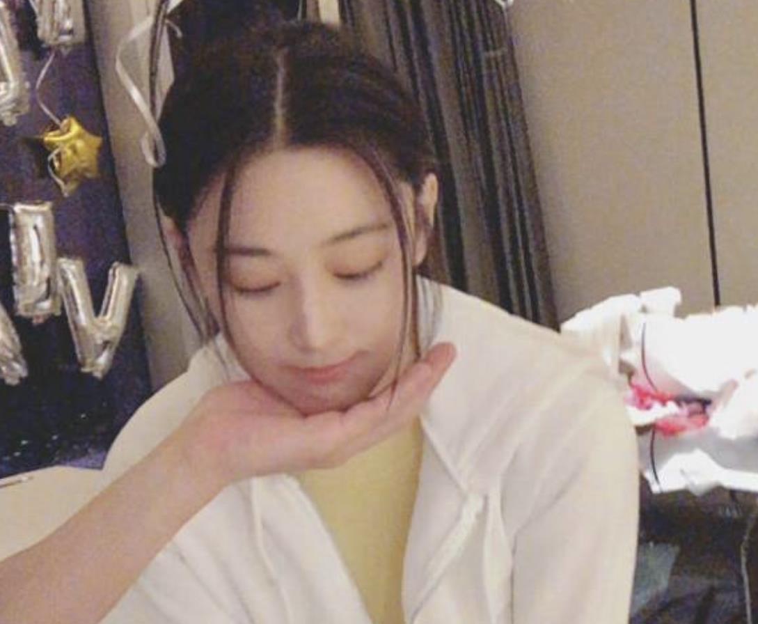 老公如果摸老婆的下巴代表什么