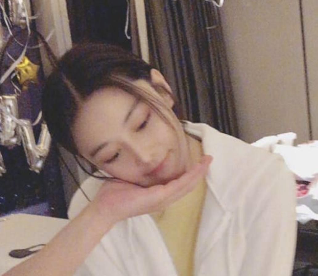 老公如果摸老婆的下巴代表什么