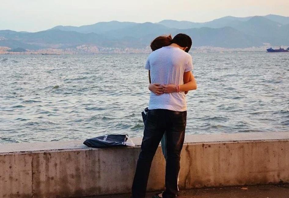 男人在拥抱女人时心里在想啥,男人拥抱女人心里想什么