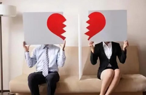 搂抱亲嘴算出轨吗，结婚了还和别人亲嘴算出轨吗