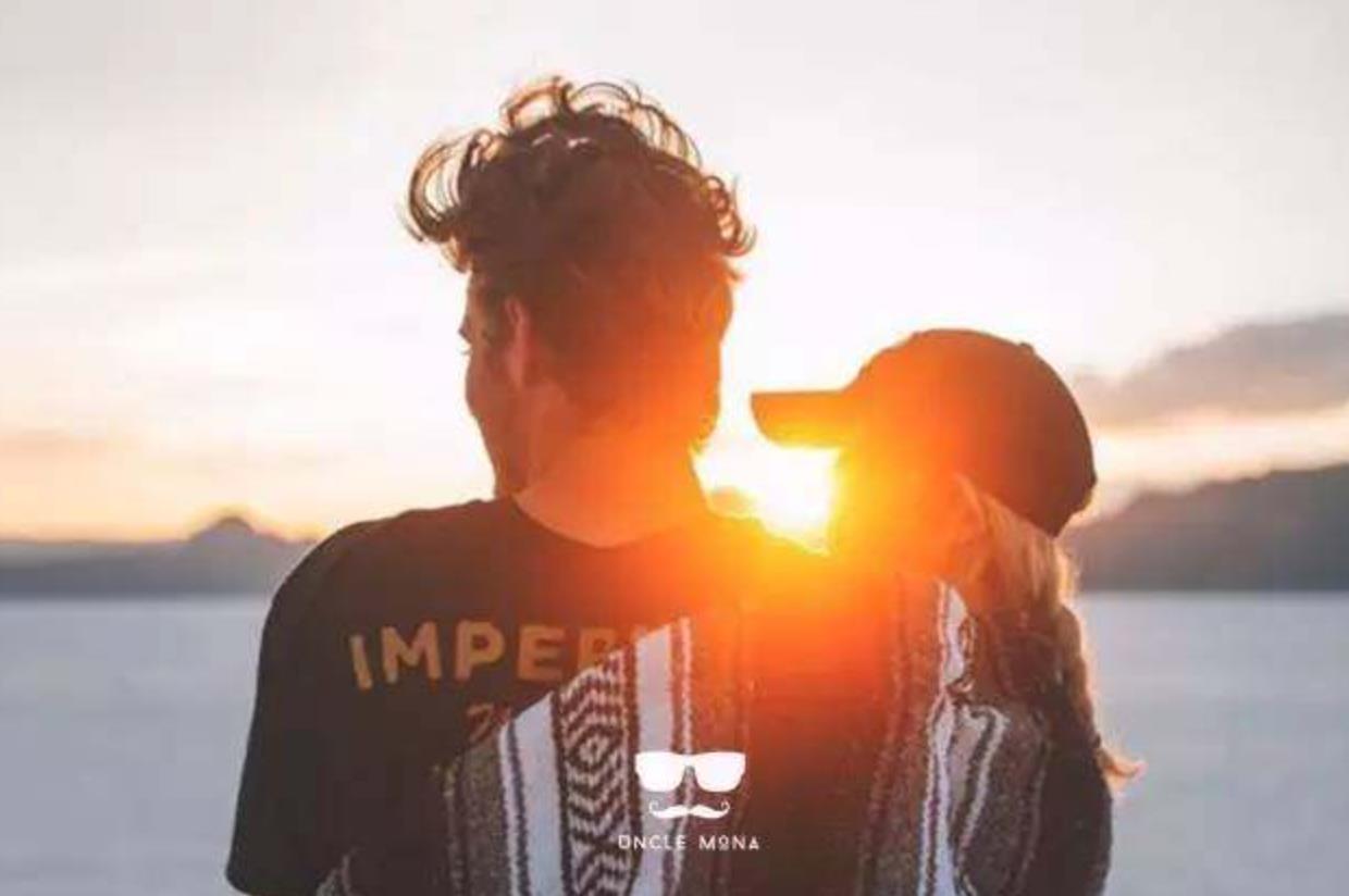 对视会笑代表了什么，男女之间对视时笑了代表着什么