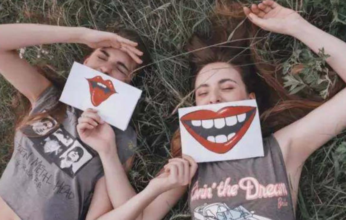 对视会笑代表了什么，男女之间对视时笑了代表着什么