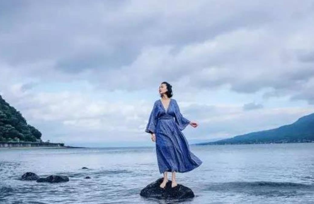 从走路姿势看女人性格