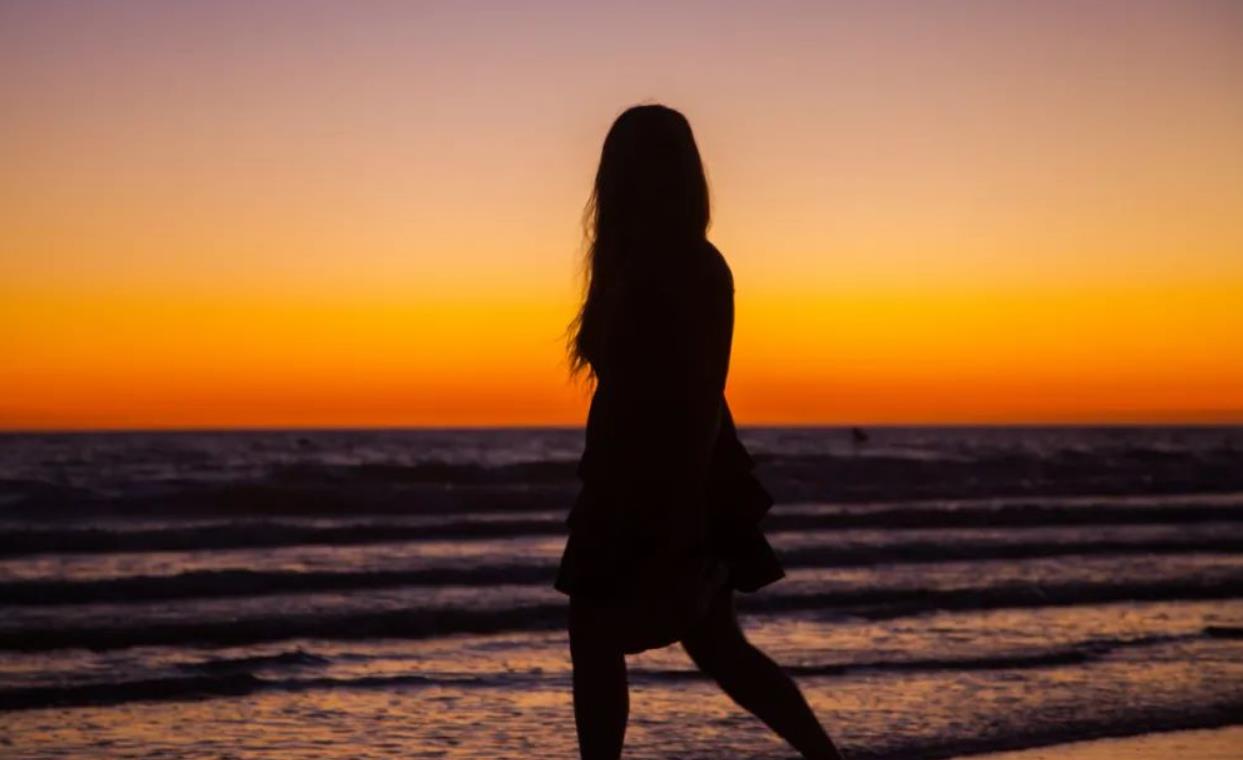 老公为什么爱摸妻子嘴唇,男朋友摸你嘴唇的心理原因