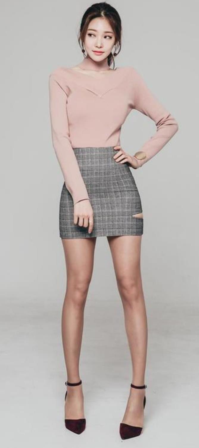 女人站立的美丽可以从多个角度来欣赏,例如姿态,表情,服装等.