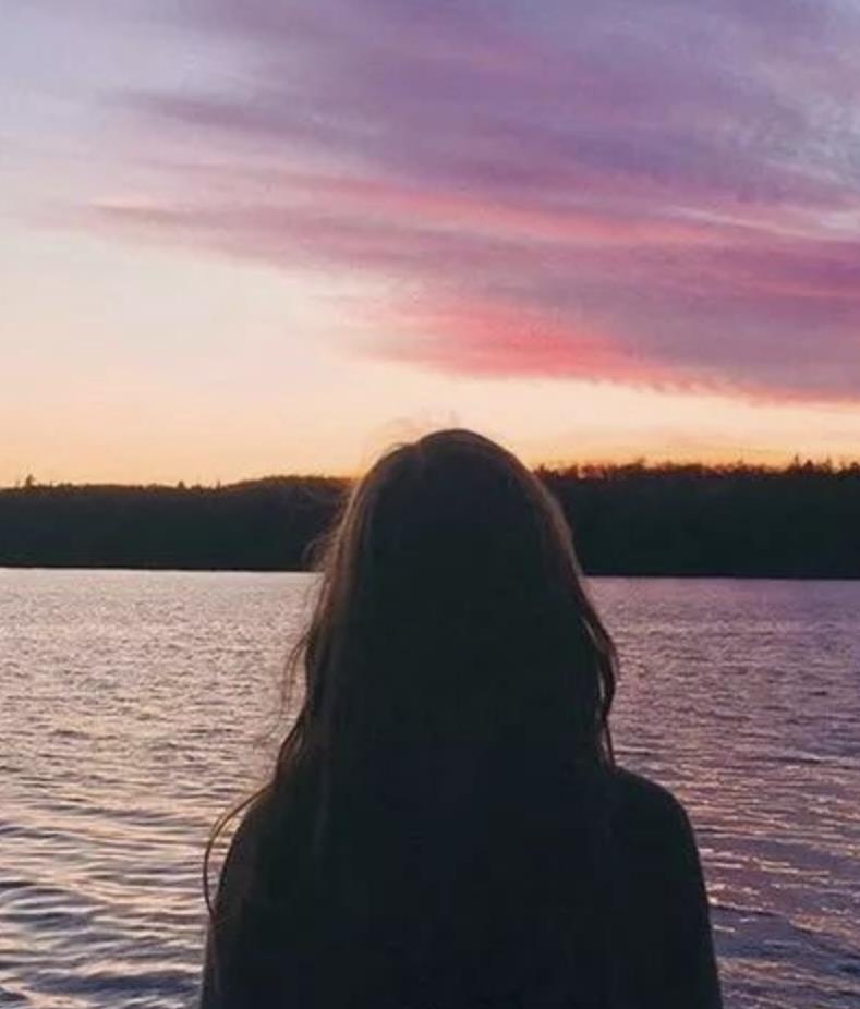 女人伤心绝望背影图片