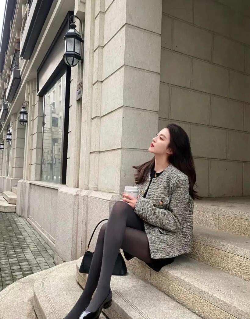 丝袜高跟鞋穿搭，增加女性身材曲线美
